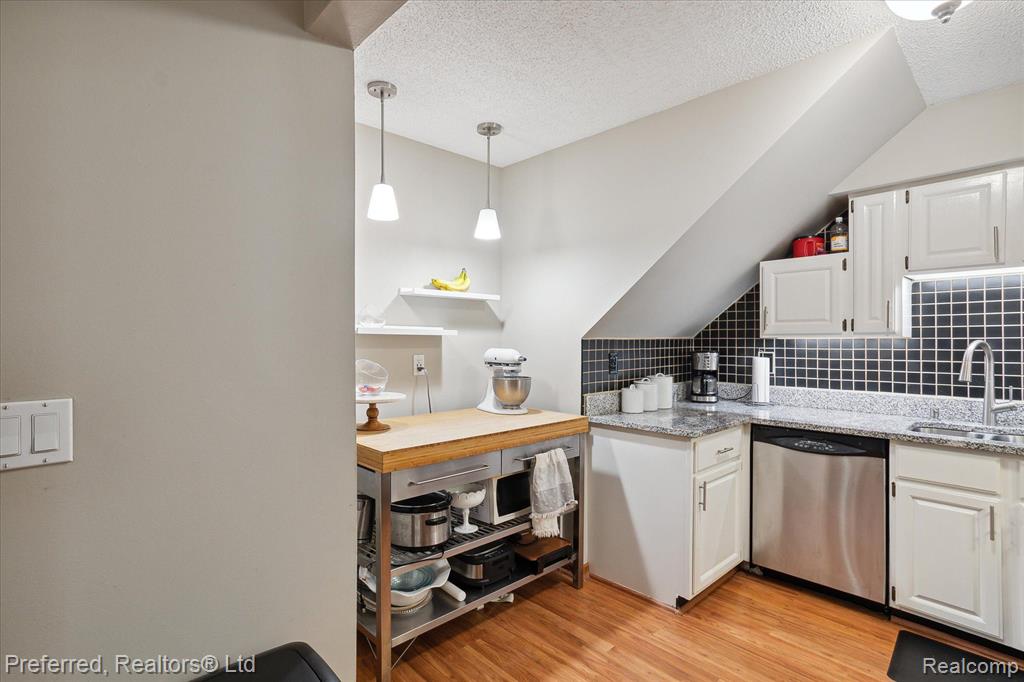 262 PINEWOOD Drive, Plymouth, MI 48170 — Photo 15