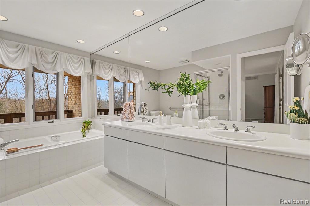5080 Mirror Lake Court, West Bloomfield, MI 48323 — Photo 19