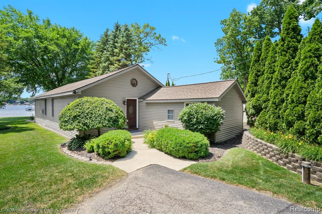 584 Black Oaks Trail, Howell, MI 48843 — Photo 4