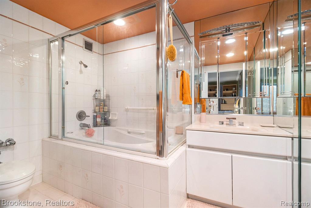 1300 E LAFAYETTE Street, Detroit, MI 48207 — Photo 9
