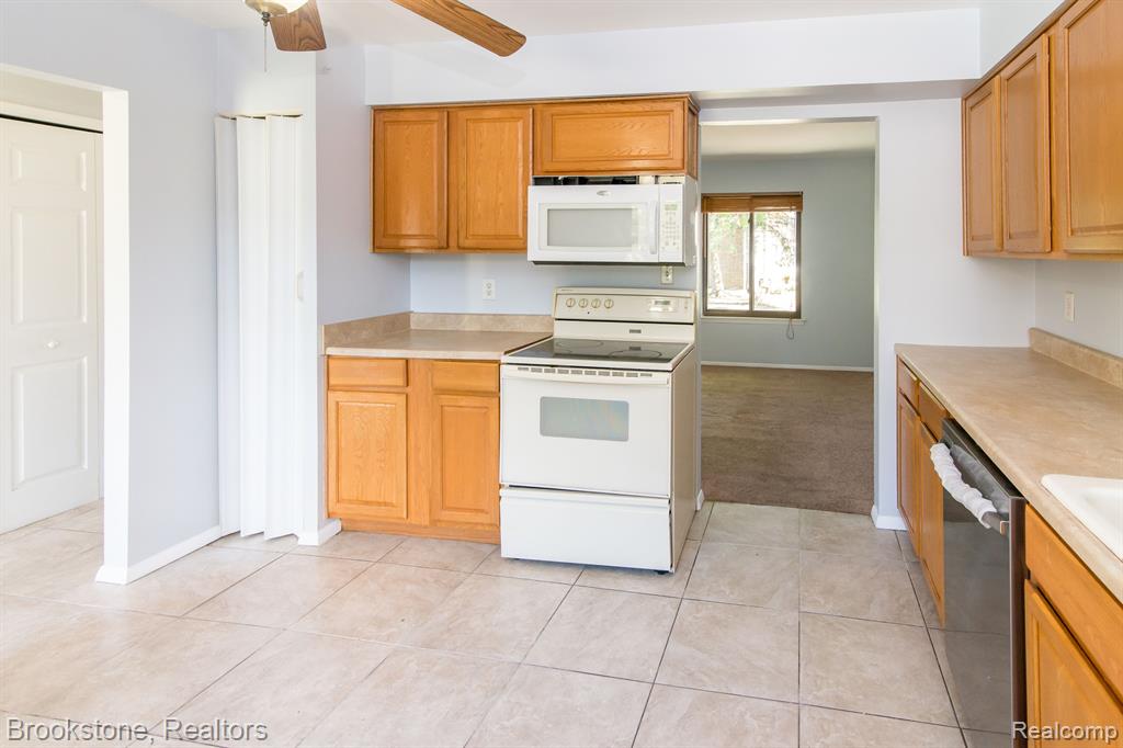 8352 LAKEVIEW Drive, Ypsilanti, MI 48198 — Photo 6