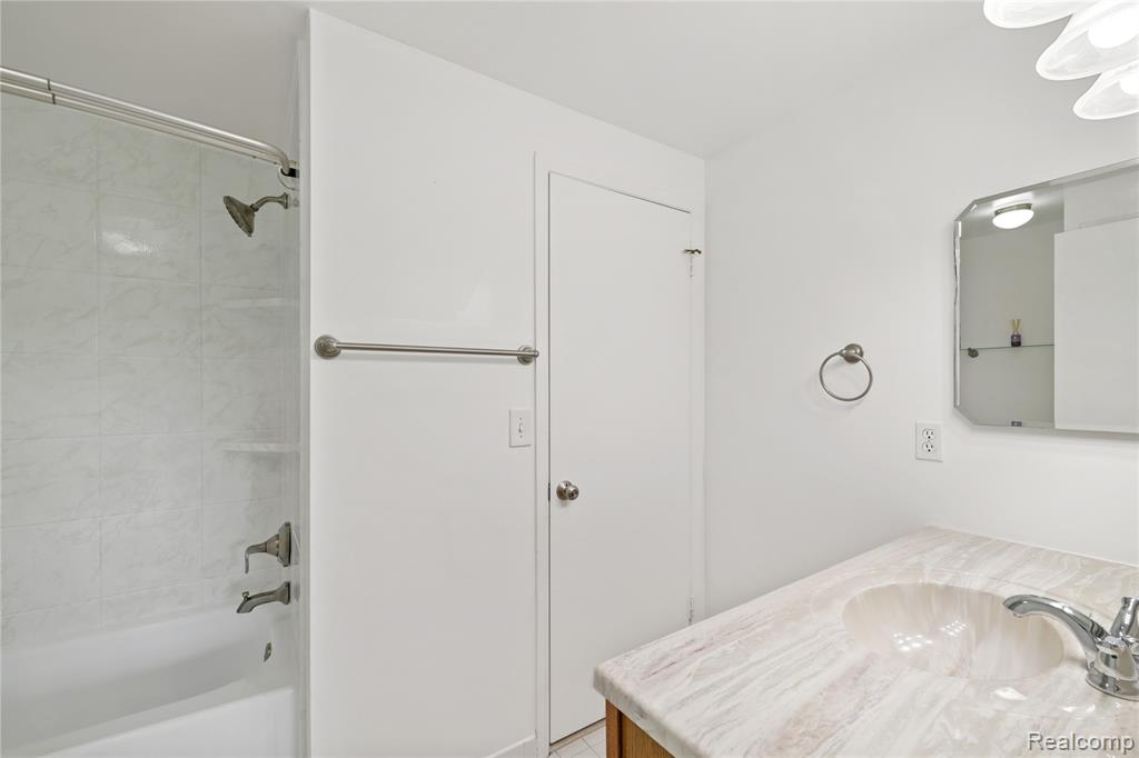 1747 Brentwood Drive, 305, Troy, MI 48098 — Photo 16