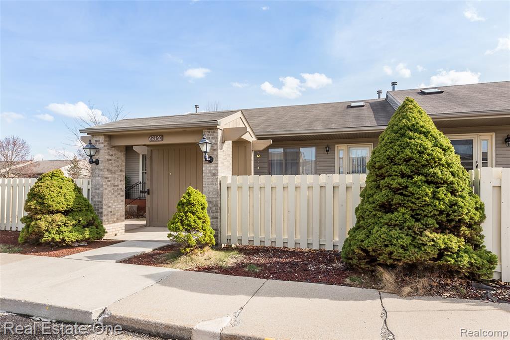 62360 Arlington Circle, 2, South Lyon, MI 48178 — Photo 2