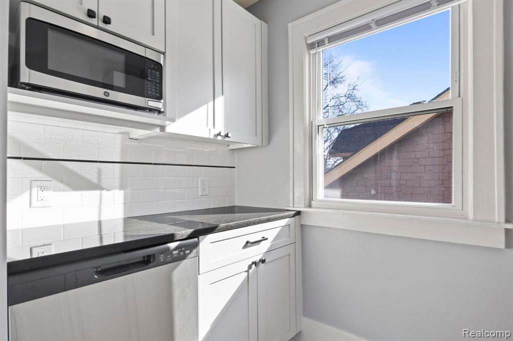 902 E 2ND Street, Royal Oak, MI 48067 — Photo 16