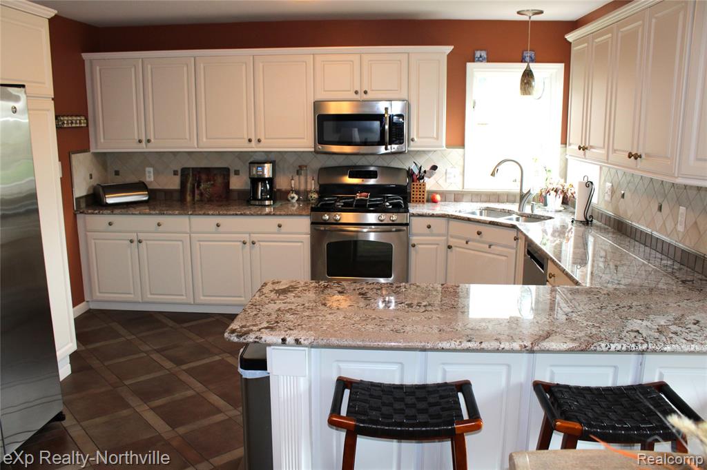 47671 Stratford Drive, Canton, MI 48187 — Photo 7