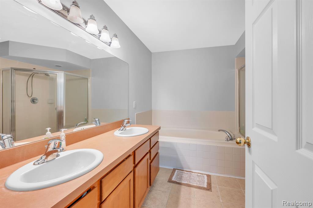 6133 LOCHMORE Drive, Commerce Twp, MI 48382 — Photo 26
