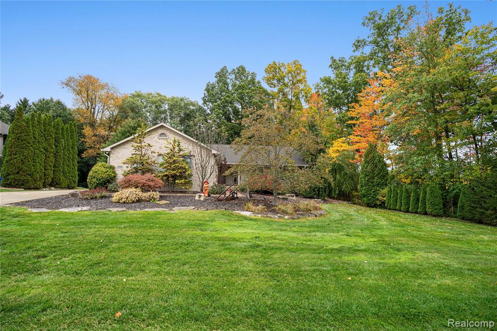 999 Suchava Drive, White Lake, MI