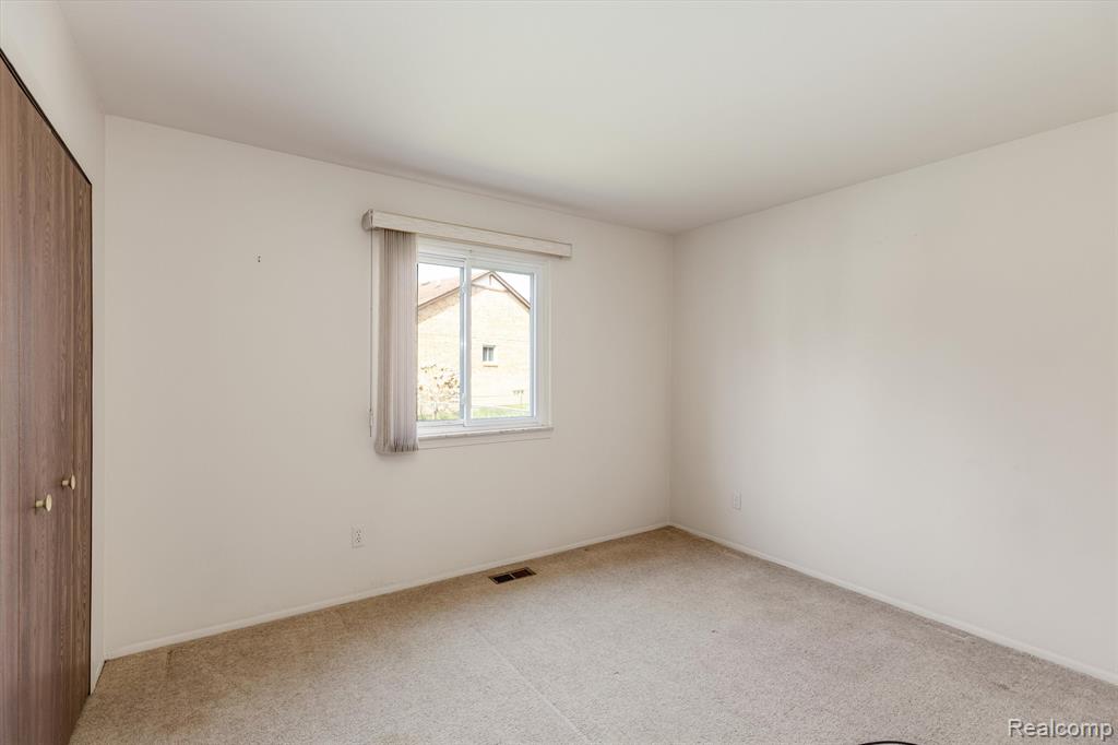 8625 BROUGHAM Drive, Sterling Heights, MI 48312 — Photo 16