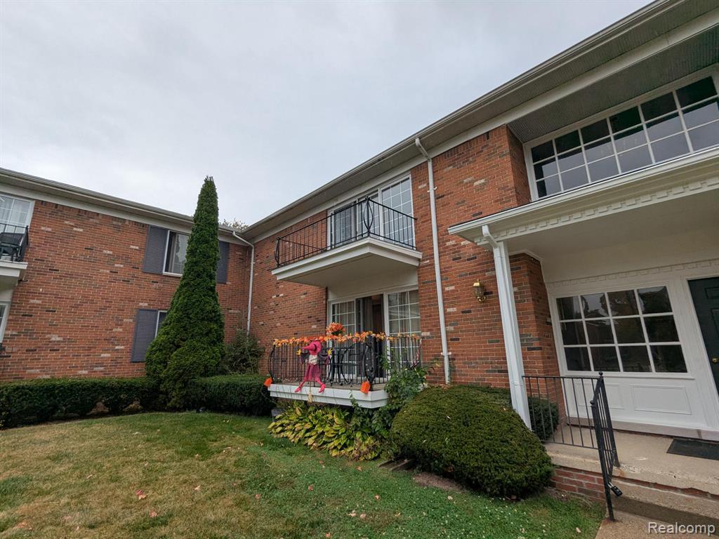 454 N Fox Hills Drive, A-8, Bloomfield, MI 48304 — Photo 2