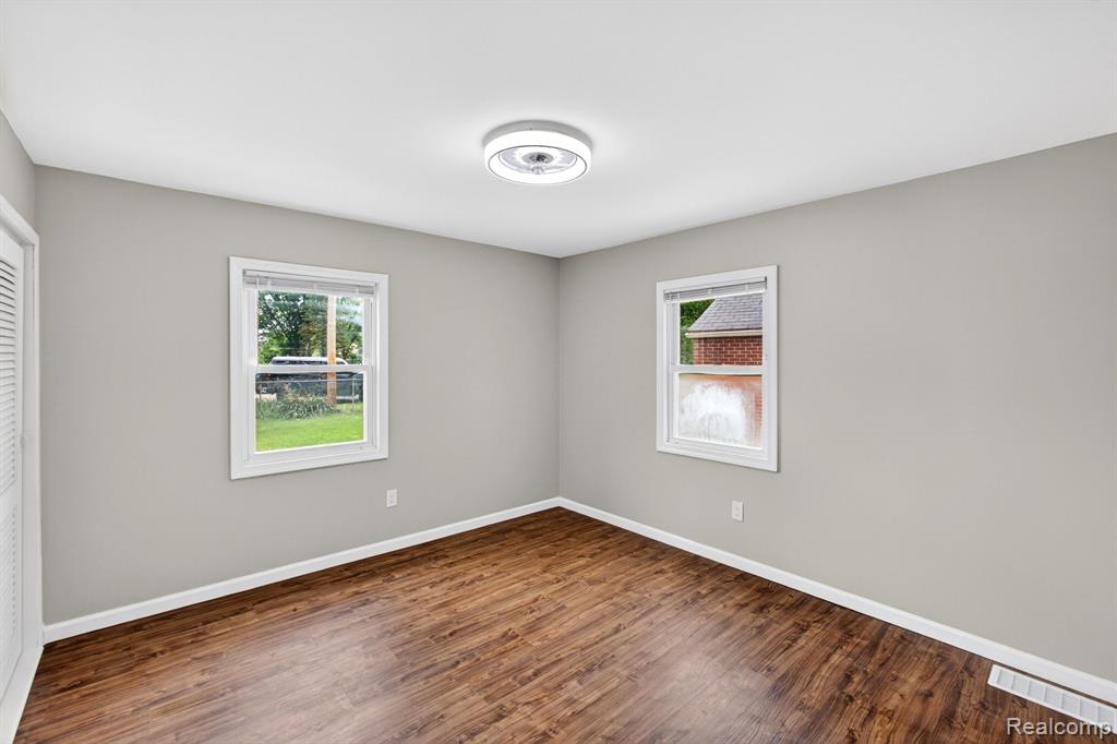 4047 Mitchell Drive, Flint, MI 48506 — Photo 13