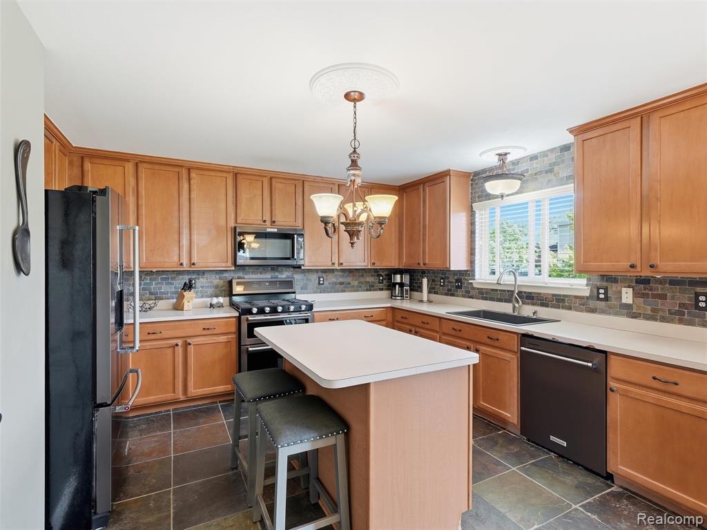23621 Crescent Ridge Drive, New Boston, MI 48164 — Photo 7