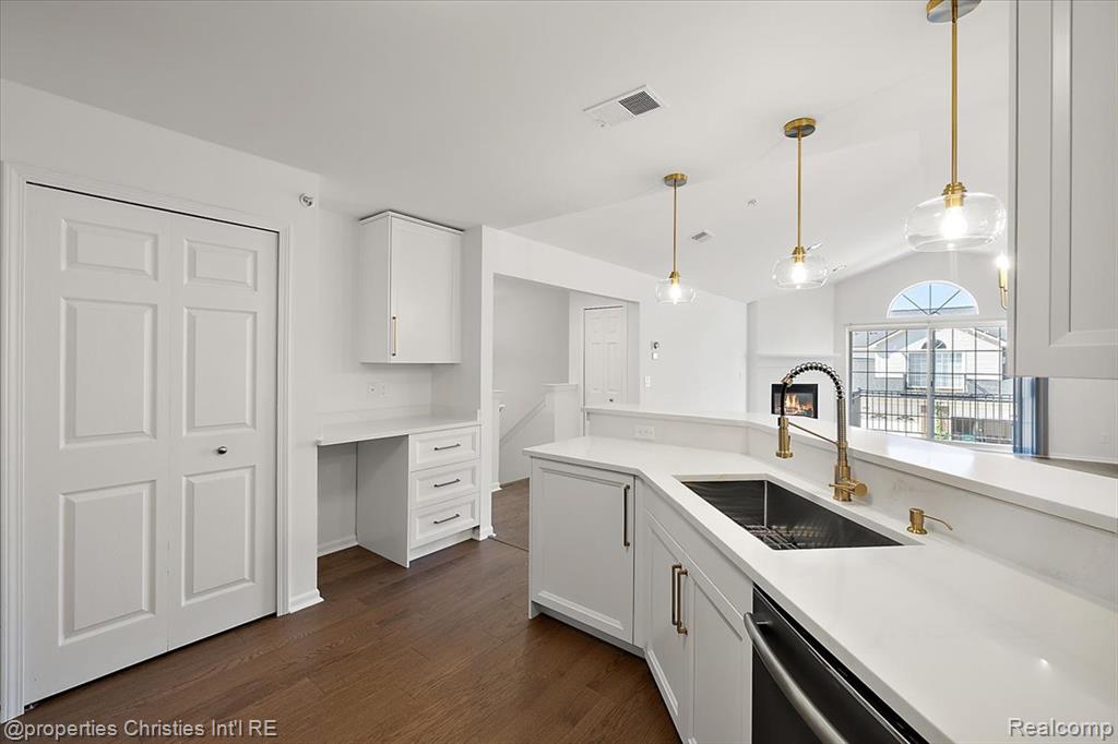 8204 Alexa Drive, Commerce Twp, MI 48390 — Photo 15