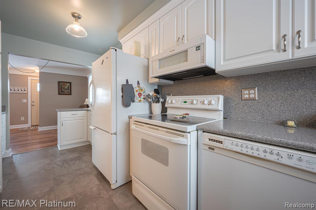 710 MANORDALE Court, Milford, MI 48381 — Photo 24