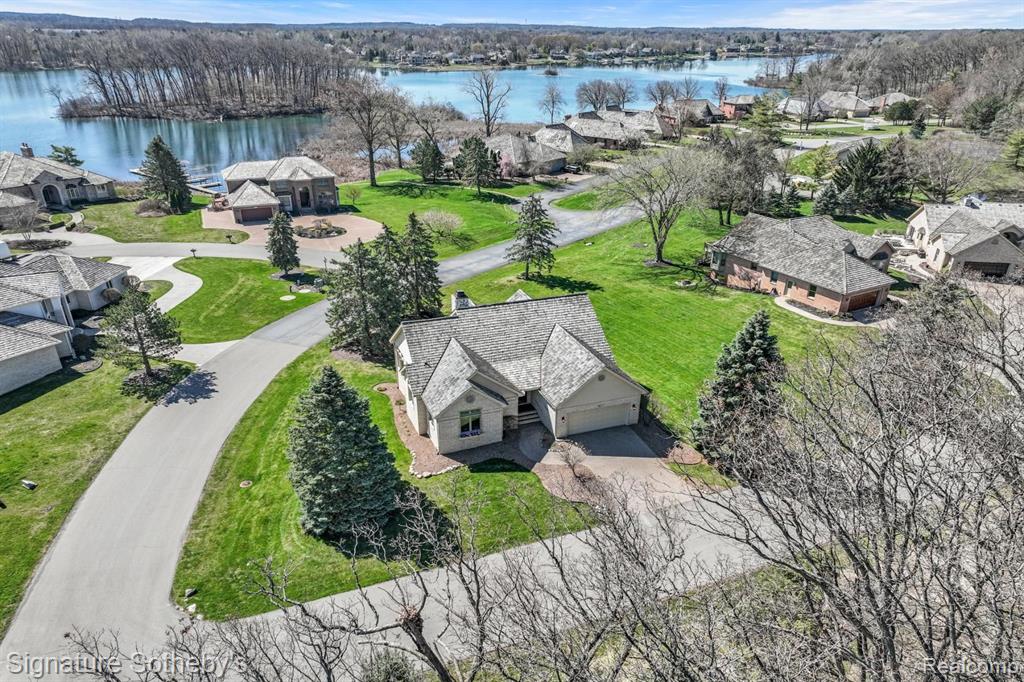 51 CHATEAUX DU LAC, Fenton, MI 48430 — front exterior