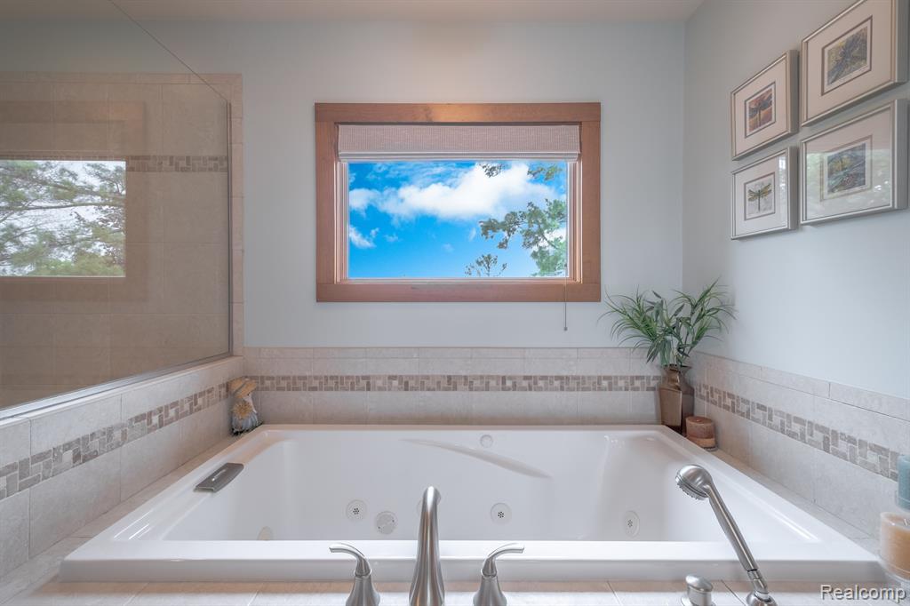 7488 DRIFTWOOD Drive, Fenton, MI 48430 — Photo 17