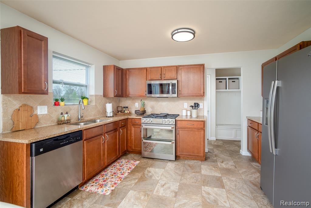 3411 Amber Oaks Drive, Howell, MI 48855 — Photo 8