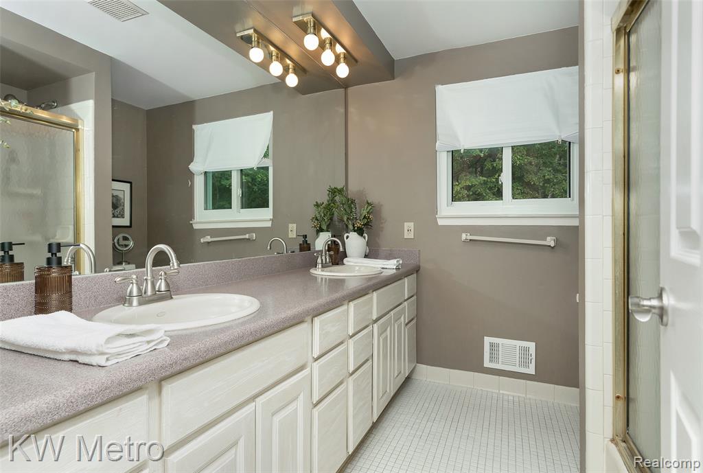 635 Timberline Drive, Rochester Hills, MI 48309 — Photo 32