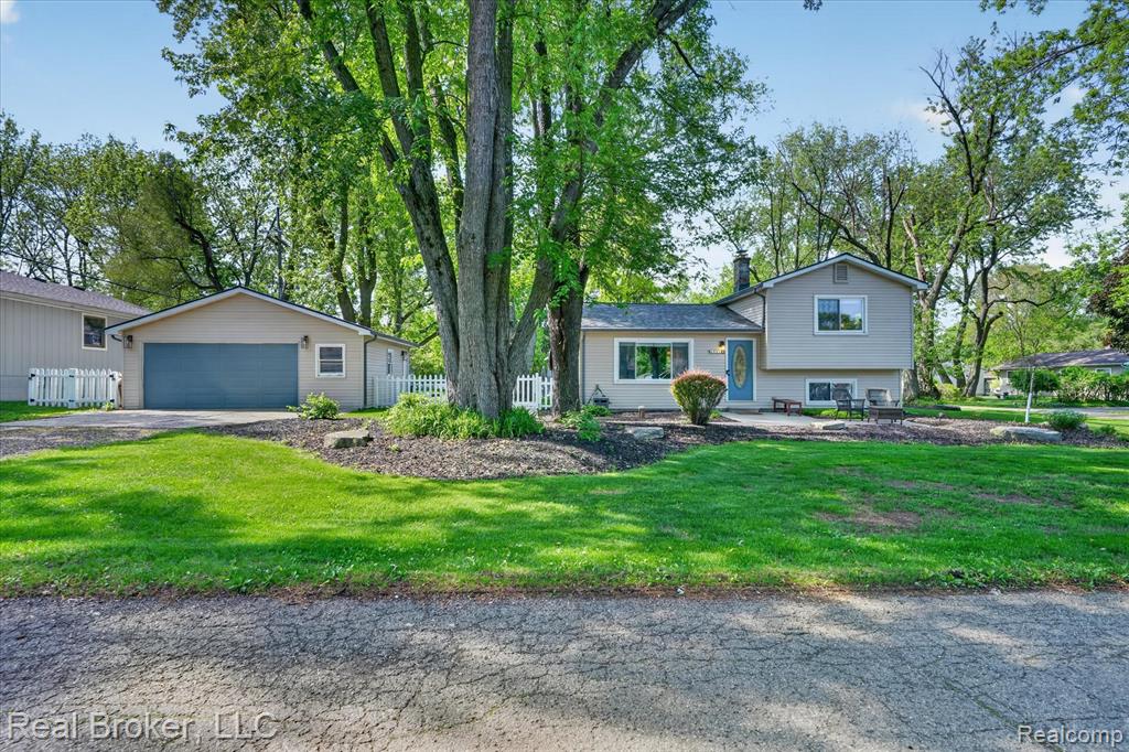 6551 Duffield Street, West Bloomfield, MI 48324 — Photo 2