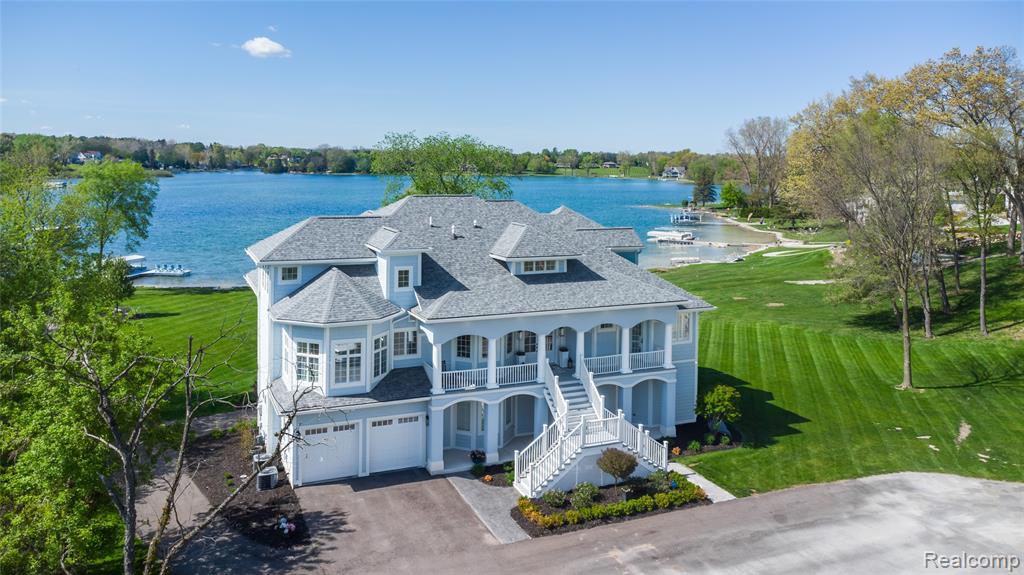 10195 Bennett Lake Road, Fenton, MI 48430