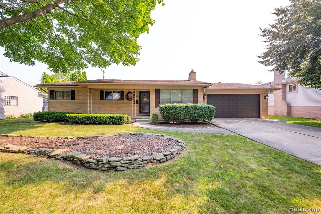 956 Blairmoor Court, Grosse Pointe Woods, MI 48236 — front exterior