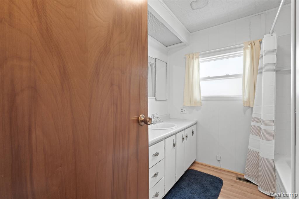5269 LAKESHORE Road, Fort Gratiot, MI 48059 — Photo 11