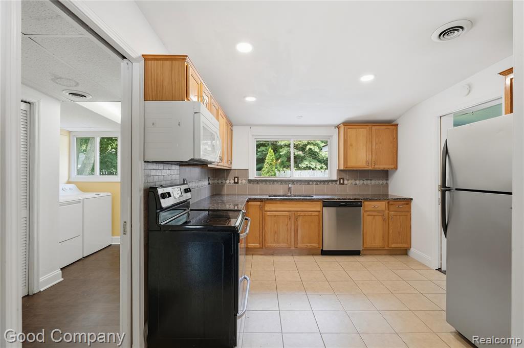 3130 Greenlawn Avenue, Commerce Twp, MI 48382 — Photo 8