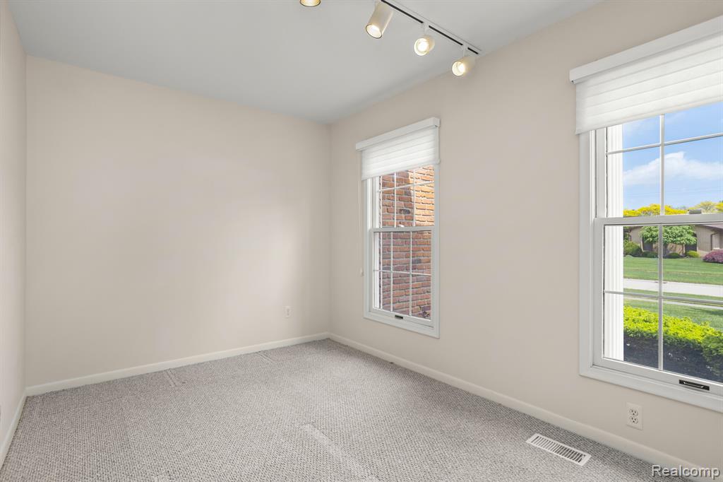 54443 POCAHONTAS Drive, Shelby Twp, MI 48315 — Photo 6