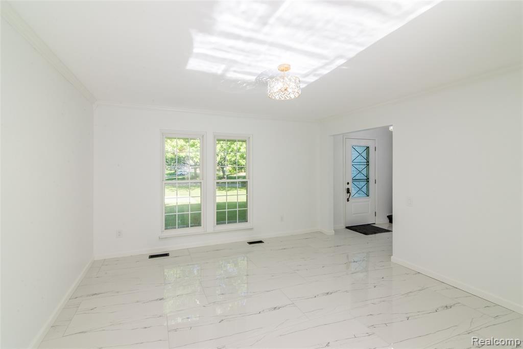 5587 Brompton Court, West Bloomfield, MI — Photo 18