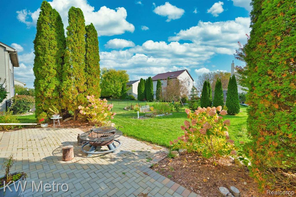 8590 BARRINGTON Drive, Ypsilanti, MI 48198 — Photo 12