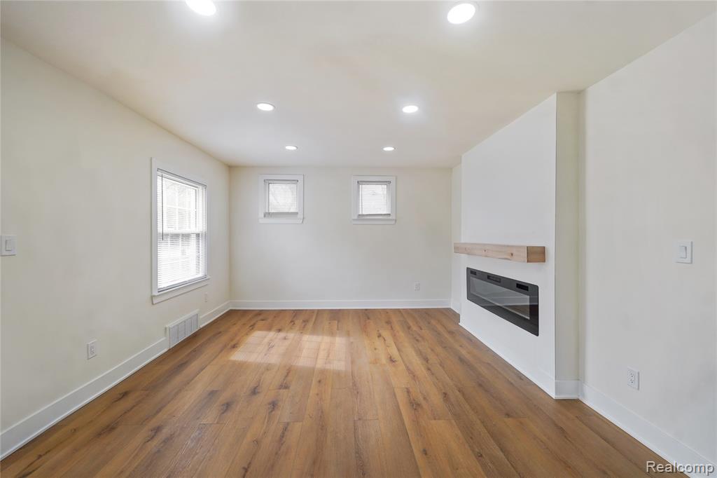19133 Huntington Avenue, Harper Woods, MI 48225 — Photo 11