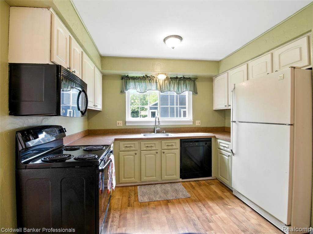 5728 Coach House Court, Waterford, MI 48327 — Photo 8