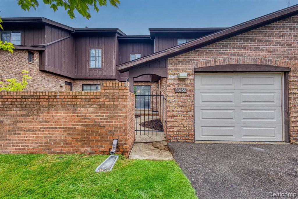 26188 SUMMERDALE Drive, Southfield, MI 48033 — Photo 2