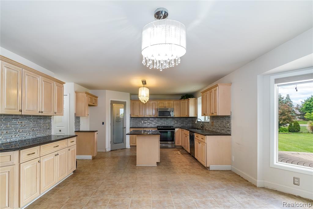 42105 Dorchester Court, Clinton Twp, MI 48038 — Photo 12