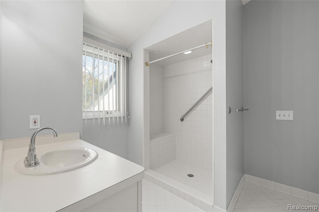 441 Parkview Drive Drive, Detroit, MI 48214 — Photo 33