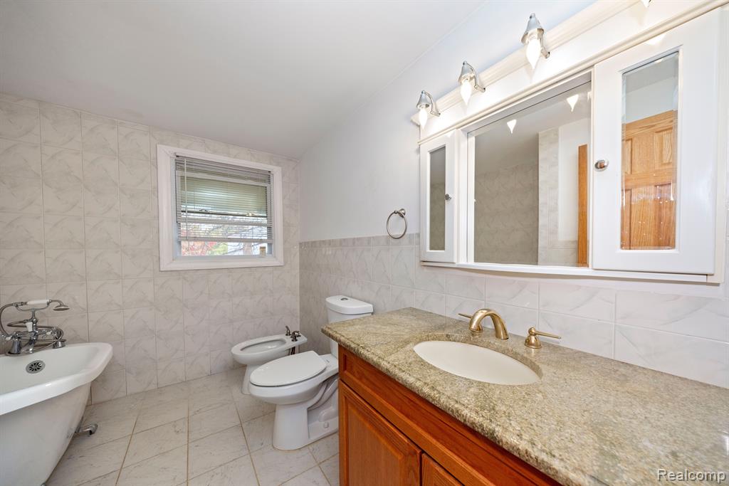 5731 FARMINGTON Road, West Bloomfield, MI — Photo 8