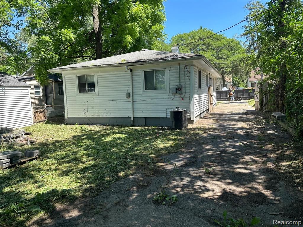 19325 GRANDVILLE Avenue - Photo 2