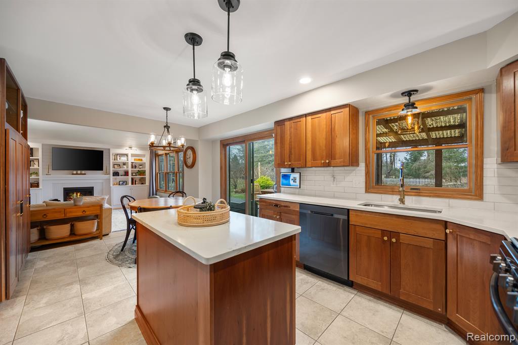9043 Woods Edge Drive, Commerce Twp, MI 48382 — Photo 16