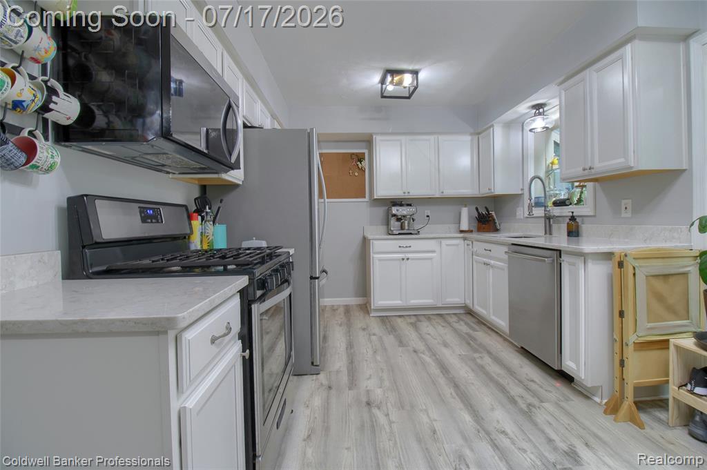 9118 Deering Street, Livonia, MI 48150 — Photo 8
