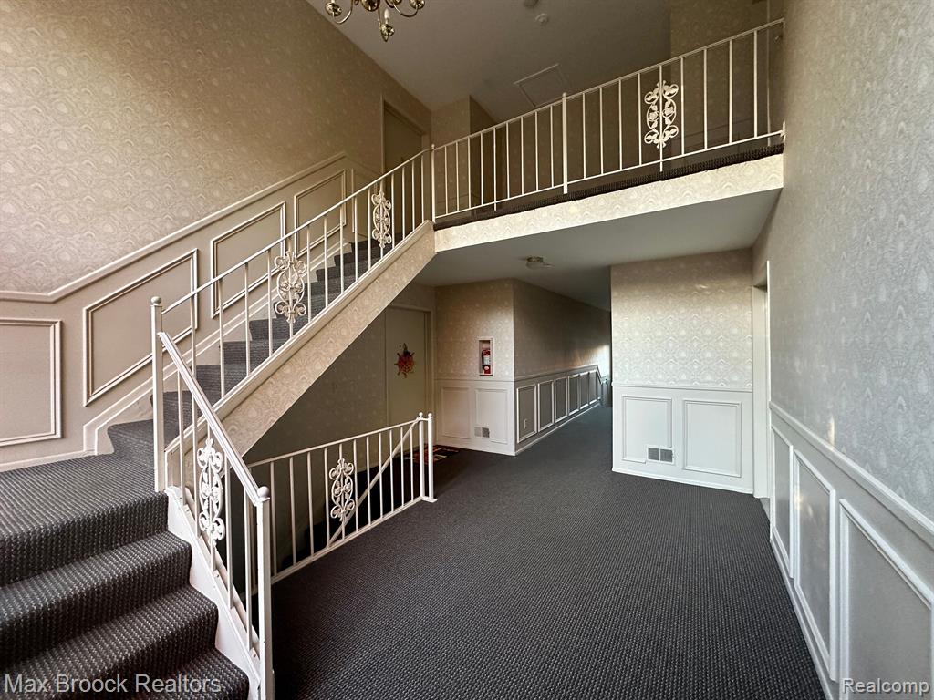 647 E FOX HILLS Drive, Bloomfield Hills, MI 48304 — Photo 4