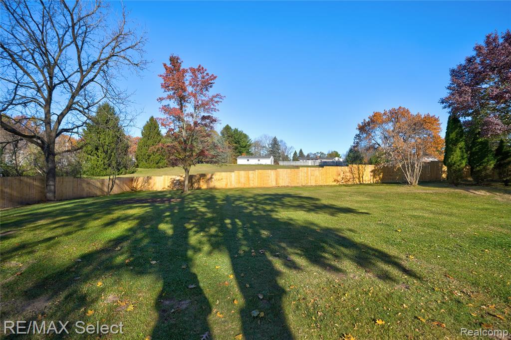 9367 Longmeadow Court, Fenton, MI 48430 — Photo 9