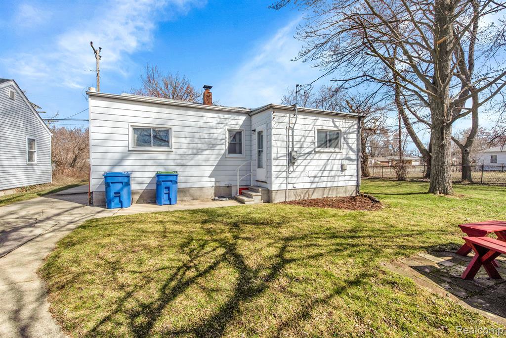 8620 STEPHENS Road, Warren, MI 48089 — Photo 12
