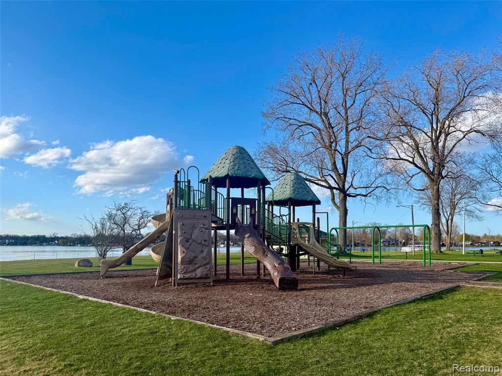 1430 Benvenue Street, Sylvan Lake, MI 48320 — Photo 81