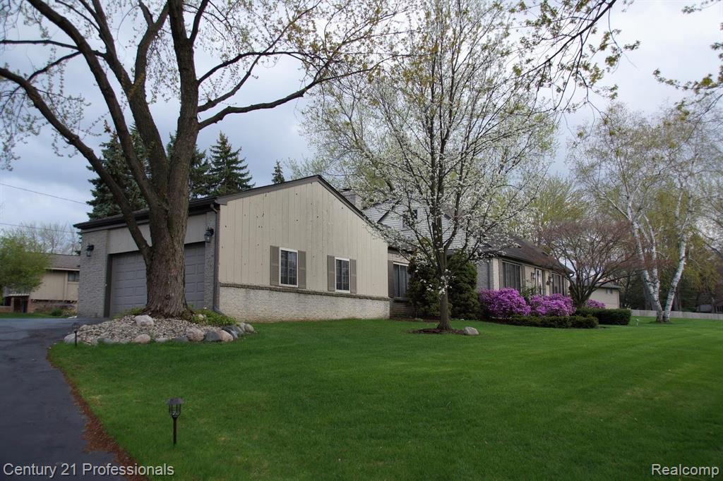 575 Troyvally Street, Troy, MI 48098 — front exterior