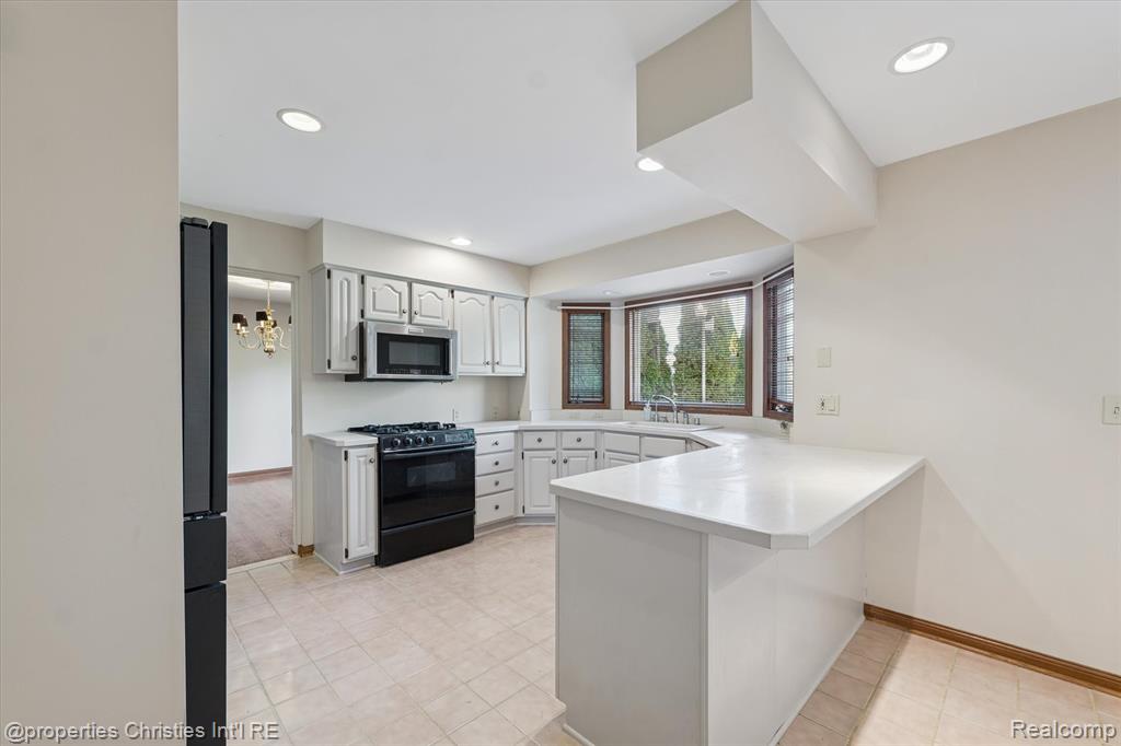 48818 Pebble Lane, Novi, MI — Photo 17