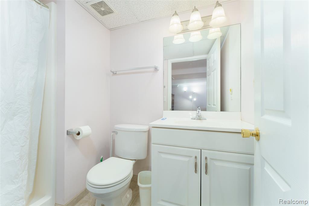 860 Friar Drive, Milford, MI 48381 — Photo 17