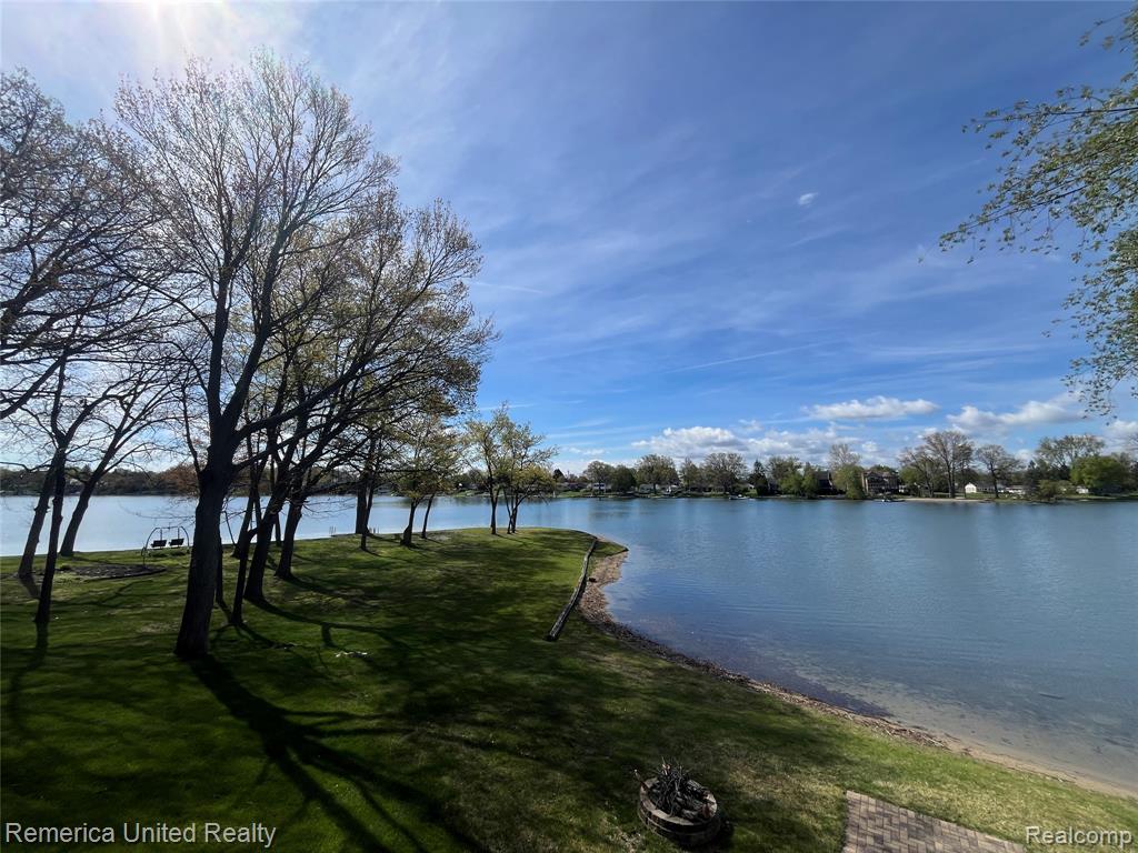 4533 Horseshoe Drive, Waterford, MI 48328 — Photo 4