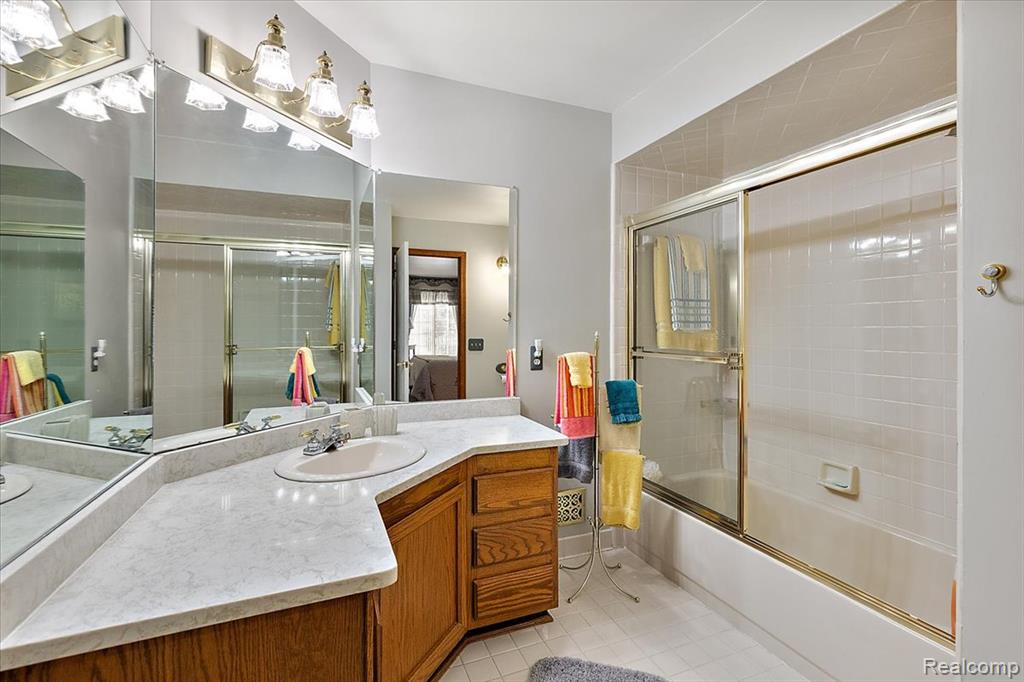 404 Meadow Bridge Drive, Rochester Hills, MI 48307 — Photo 28