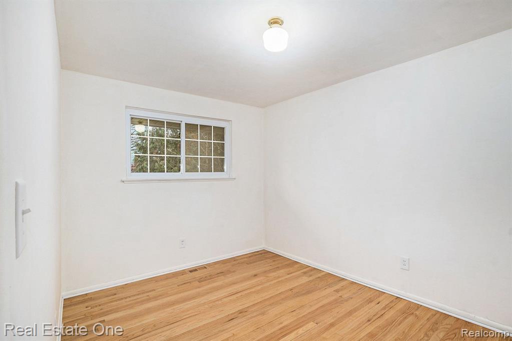 926 BYRON Drive, Milford, MI 48381 — Photo 9