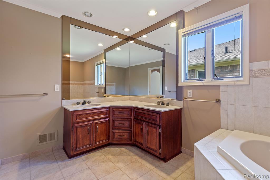 40608 MELODY Court, Clinton Twp, MI 48038 — Photo 19