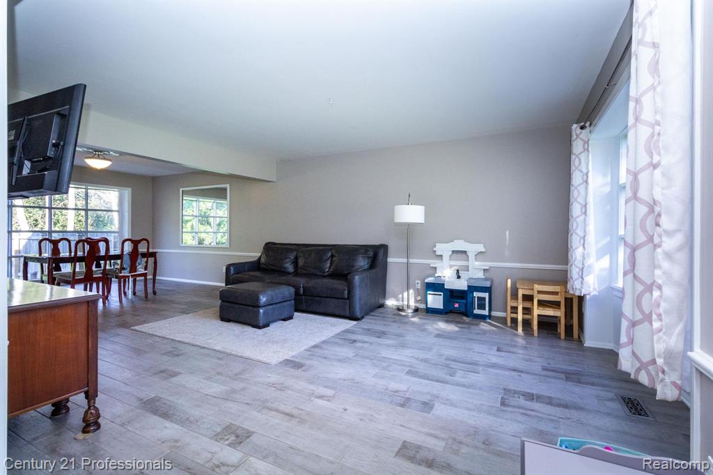 9418 Oakmont Drive, Grand Blanc, MI 48439 — Photo 7